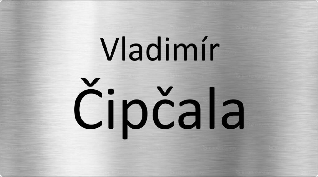 stříbrná hliníková jmenovka na dveře se jménem