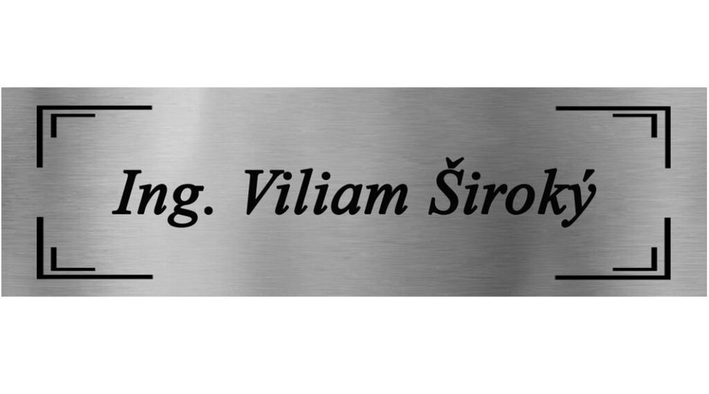 Stříbrný gravírovaný dveřní štítek s ozdobnými Art Deco rohy.