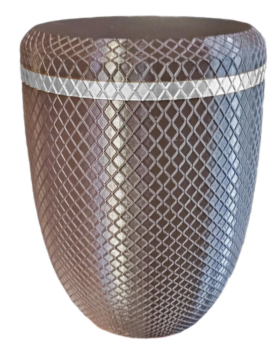 Hnědý kryt na urnu Luminita s mřížkováním, 3D tisk plast. Stříbrný proužek.